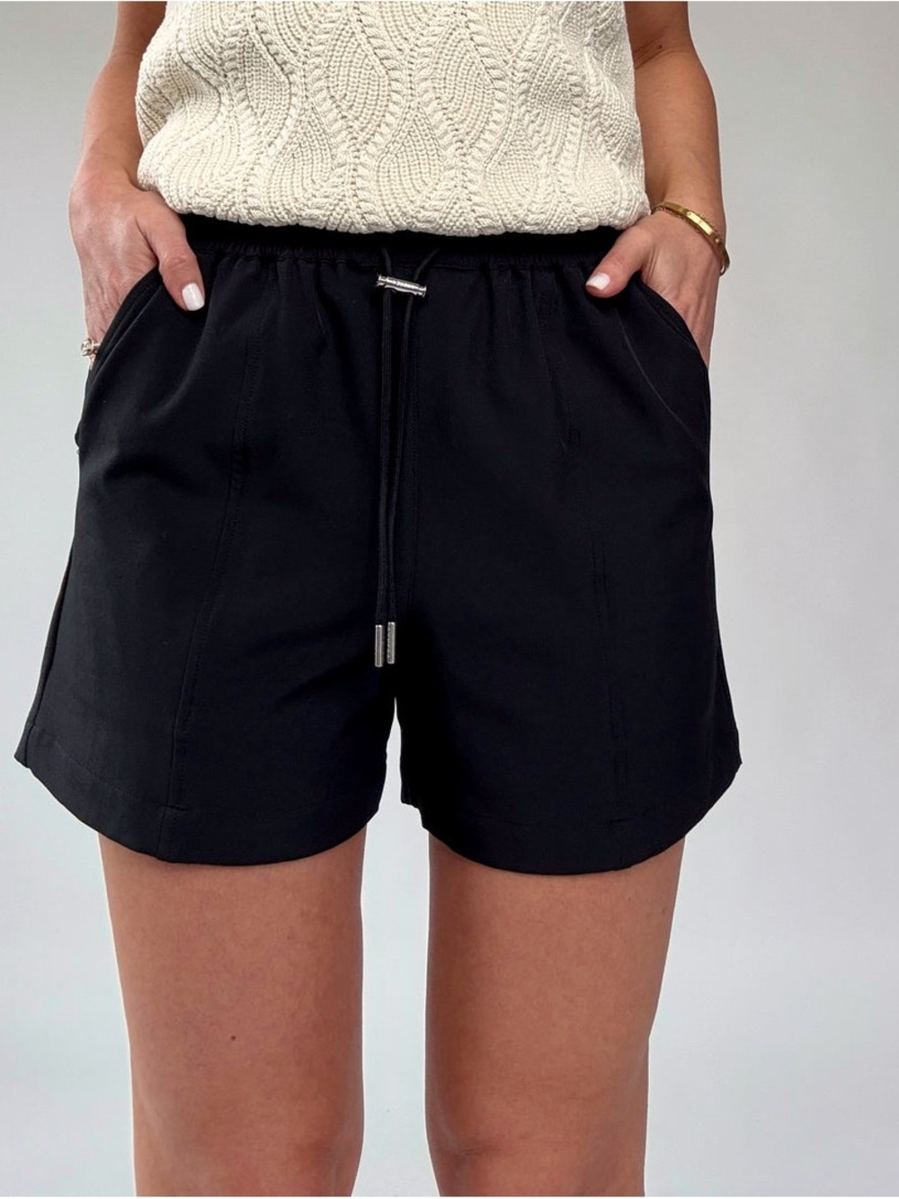 Varley Edmond mid rise short- Black Drawstring - Picture 5 of 8